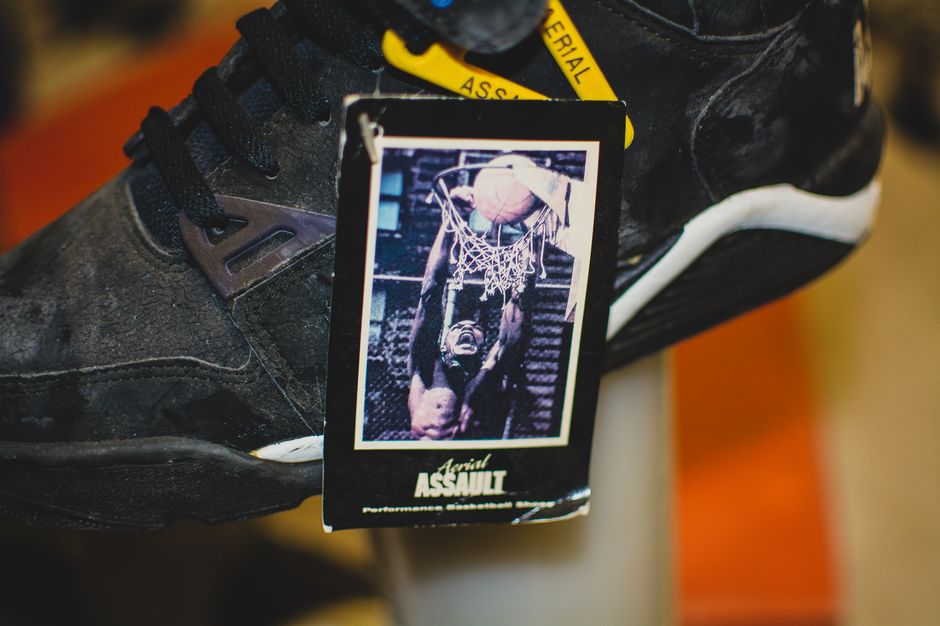 modern-notoriety-vintage-shoes-sneakers-digging-secret-undisclosed-rare-old-nike-air-adidas-reebok-fila-display_173