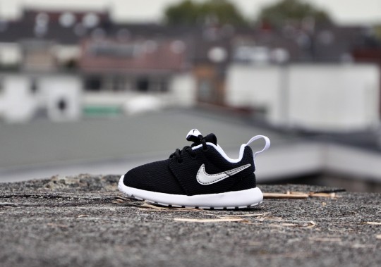 Nike-Rosherun-PSTD-black-mtllc-silver-white-white_b6-540x379