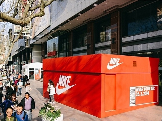 nike-air-max-day-giant-shoe-box-01