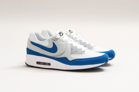 Nike-Air-Max-Light-Essential-Summit-White-Military-Blue-01_result