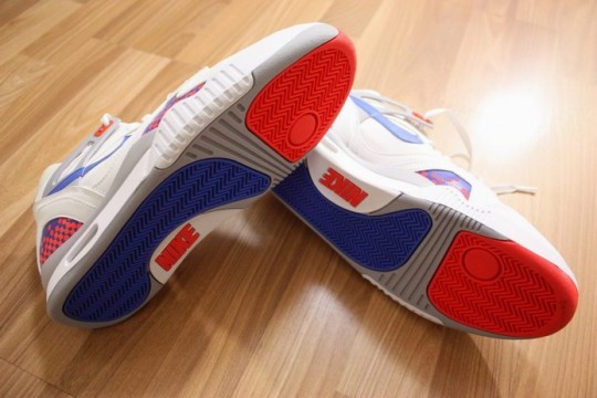 Nike-Air-Tech-Challenge-II-White-Blue-Infrared-6-540x360