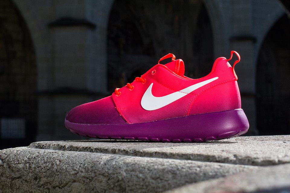 Nike Roshe Run WMNS Gradient “Laser Crimson” – Available
