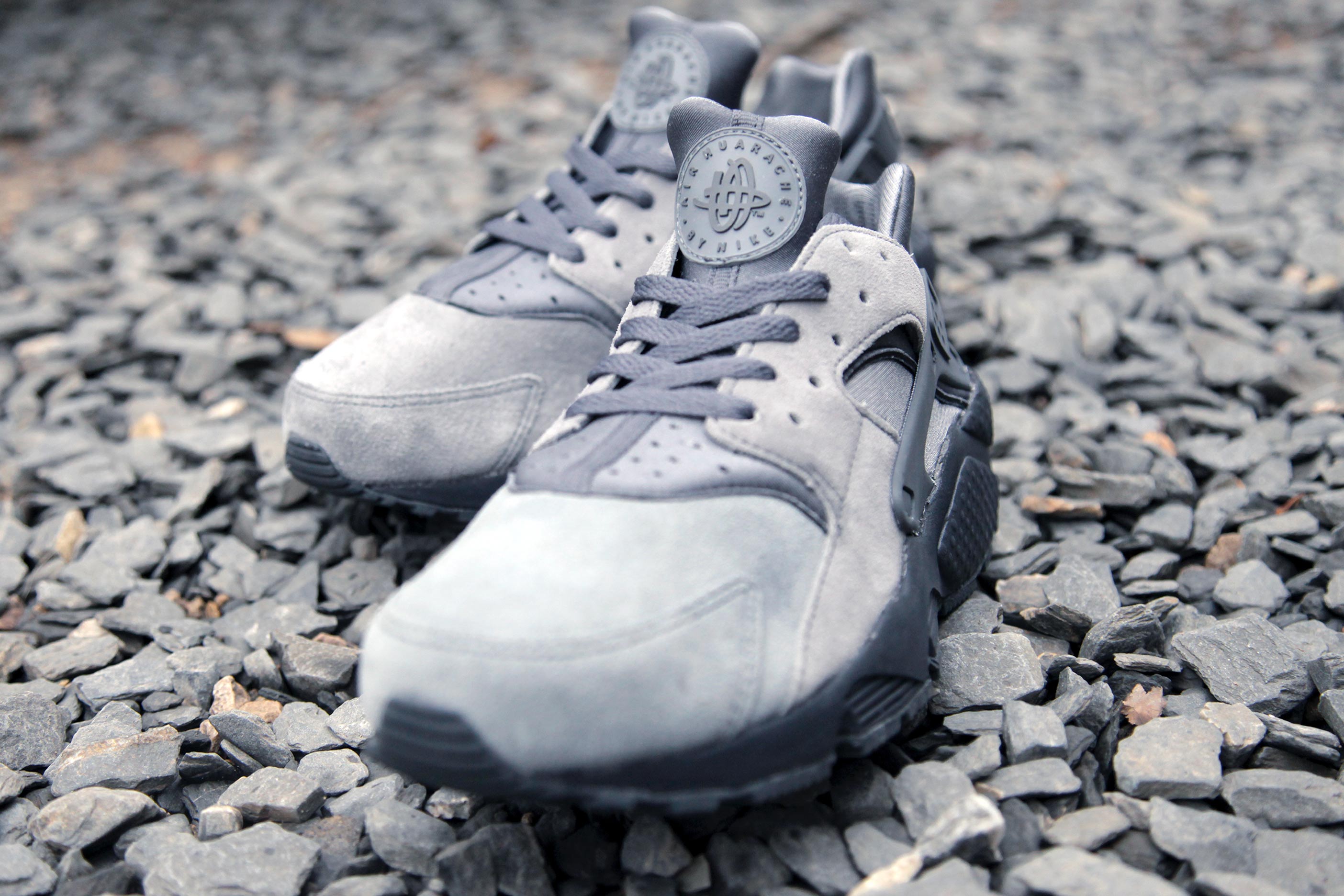 Cool grey. Nike Huarache og Limited. Хуарачи найк с чешуей. Offline Pack cool Grey. Фото ног хуараче на красивом фоне.