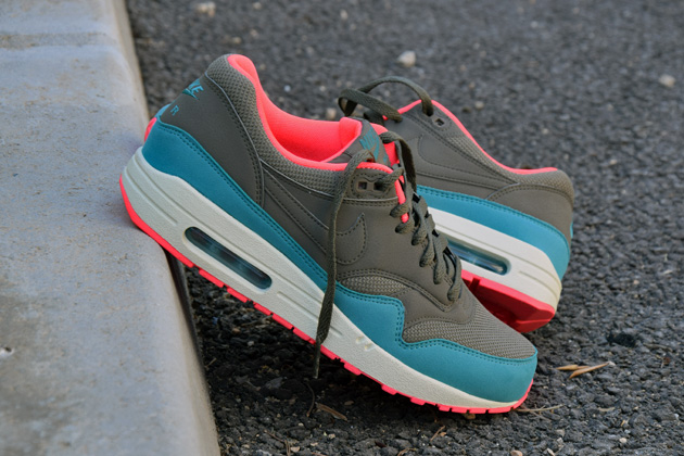 nike-air-max-1-gris-bleu-infrared-7