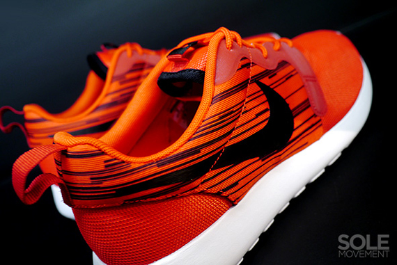 nike-roshe run-hyperfuse-atomic red-black_04