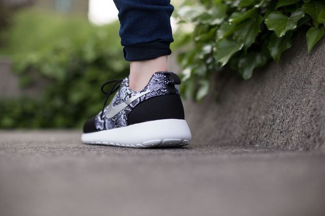 nike-roshe-run-snakeskin_02