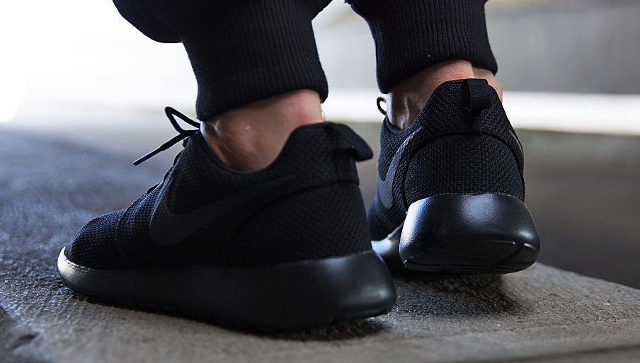 nike-roshe-one-triple-black-2