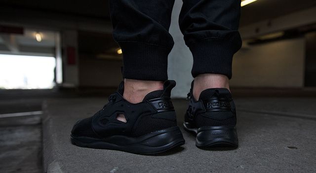 reebok-furylite-triple black_02