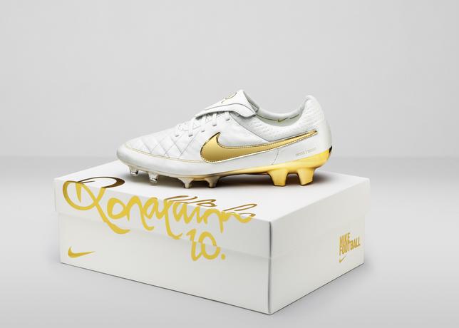 Nike_Football_Ronaldino_Tiempo_Gold_BOX_hero_44689