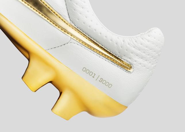 Nike_Football_Ronaldino_Tiempo_Gold_DET_09_44690