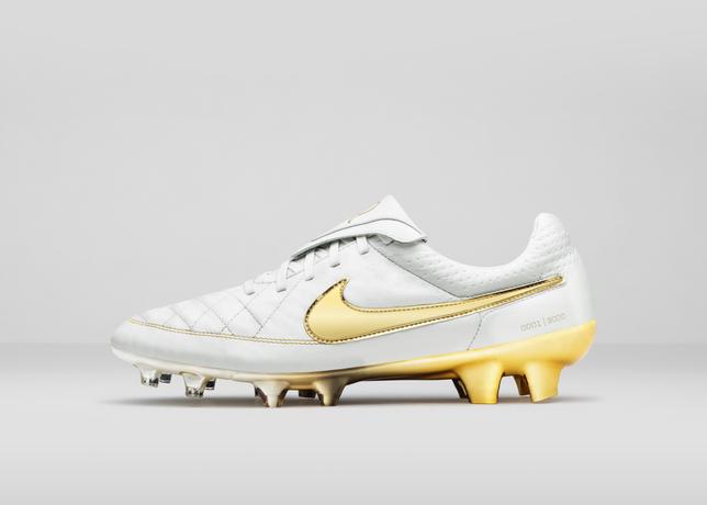 Nike_Football_Ronaldino_Tiempo_Gold_LAT_L_44687