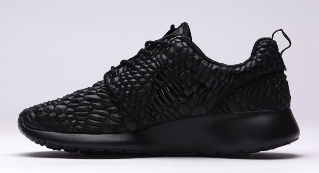 Nike-Roshe-One-DMB-Triple-Black-2