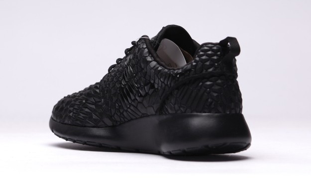 Nike-Roshe-One-DMB-Triple-Black-3