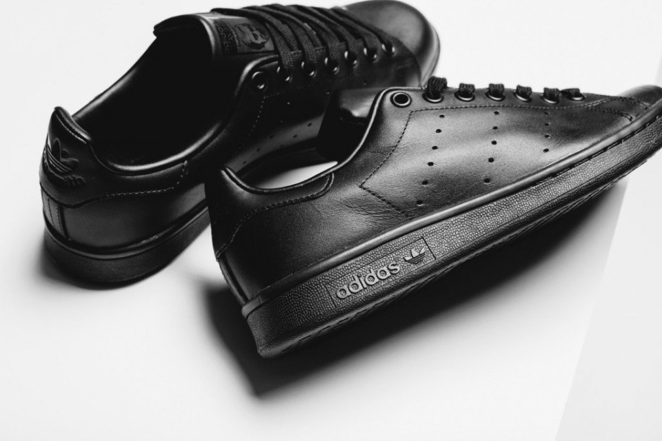 adidas-originals-stan-smith-all-black-2-960x640