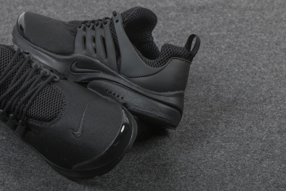nike-air-presto-triple-black-sneaker-2