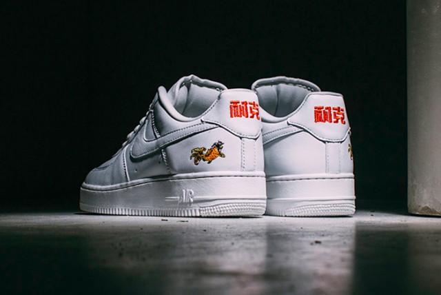 NIKE-AIR-FORCE-1-LOW-NAI-KE-20167-640x428