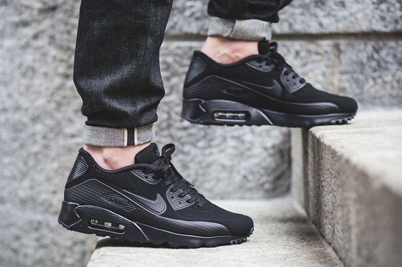 air-max-90-ultra-moire-blackout_02