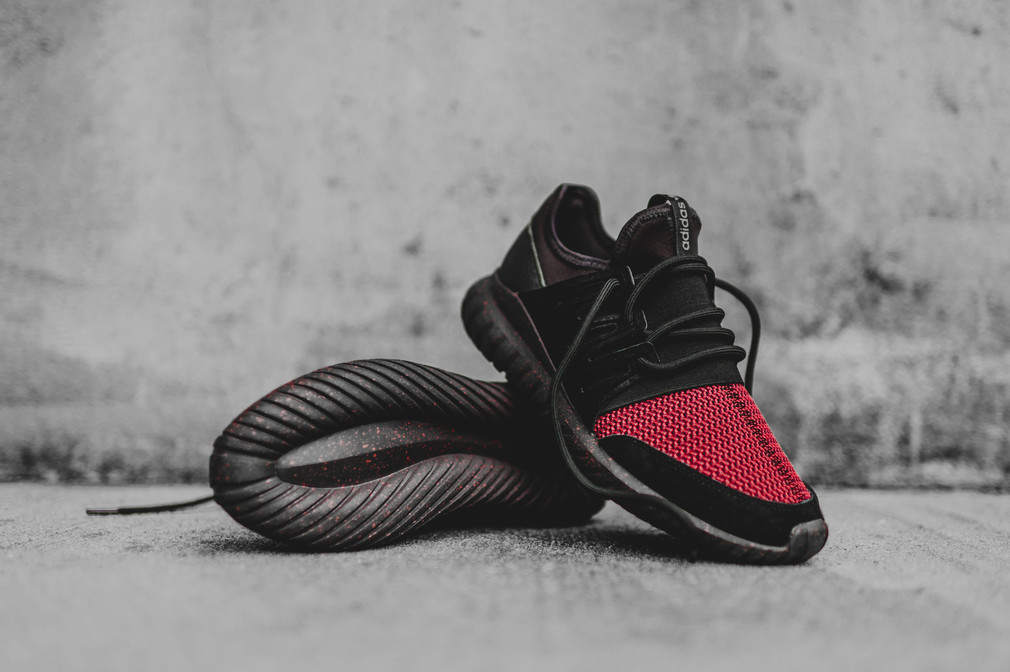 AQ2811-adidas-tubular-radial-black-burgundy-1