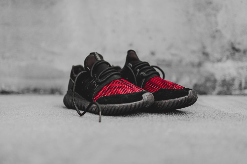 AQ2811-adidas-tubular-radial-black-burgundy-2-1010x672