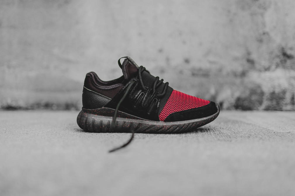 AQ2811-adidas-tubular-radial-black-burgundy-7-1010x672