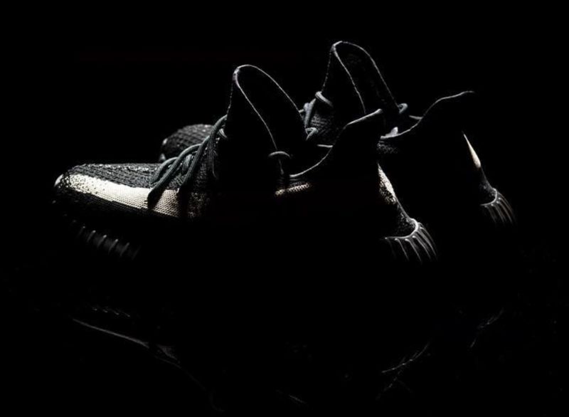 adidas-yeezy-boost-350-v2-black-white_02