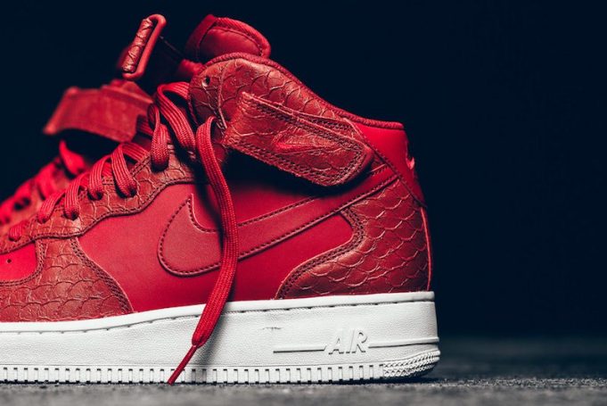 nike-air-force-1-mid-red-python-3-681x455