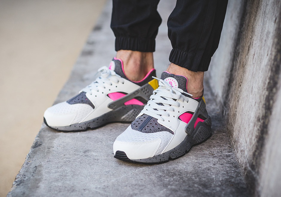 nike-air-huarache-se-pink-blast-2