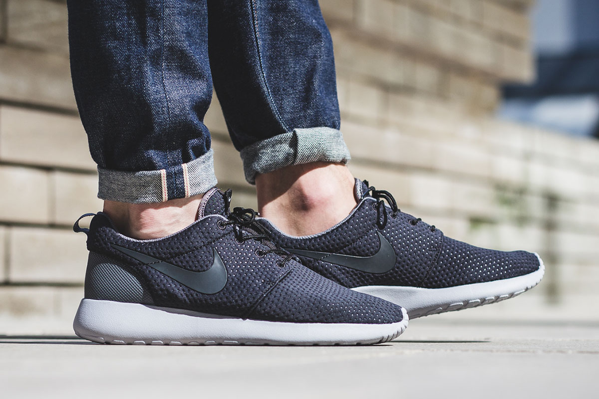 nike-roshe-one-se-black-anthracite-grey-2