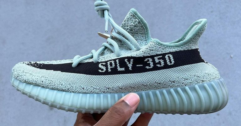YEEZY BOOST 350 V2 Dropping in Salt/Core Black