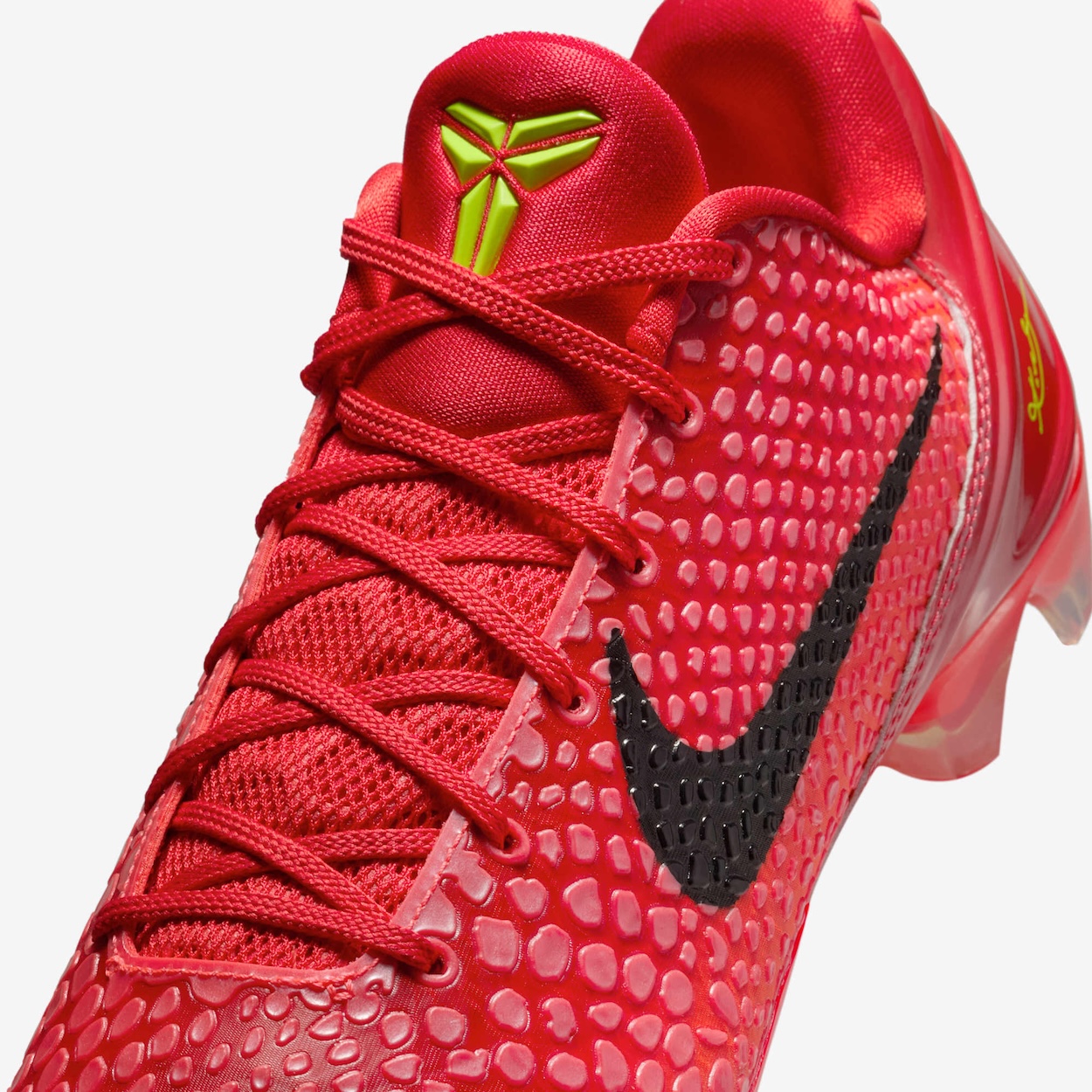 Nike Drops Kobe 6 “Grinch Mismatch” Cleats For the Holidays Nike Drops Kobe 6 “Grinch Mismatch” Cleats For the Holidays
